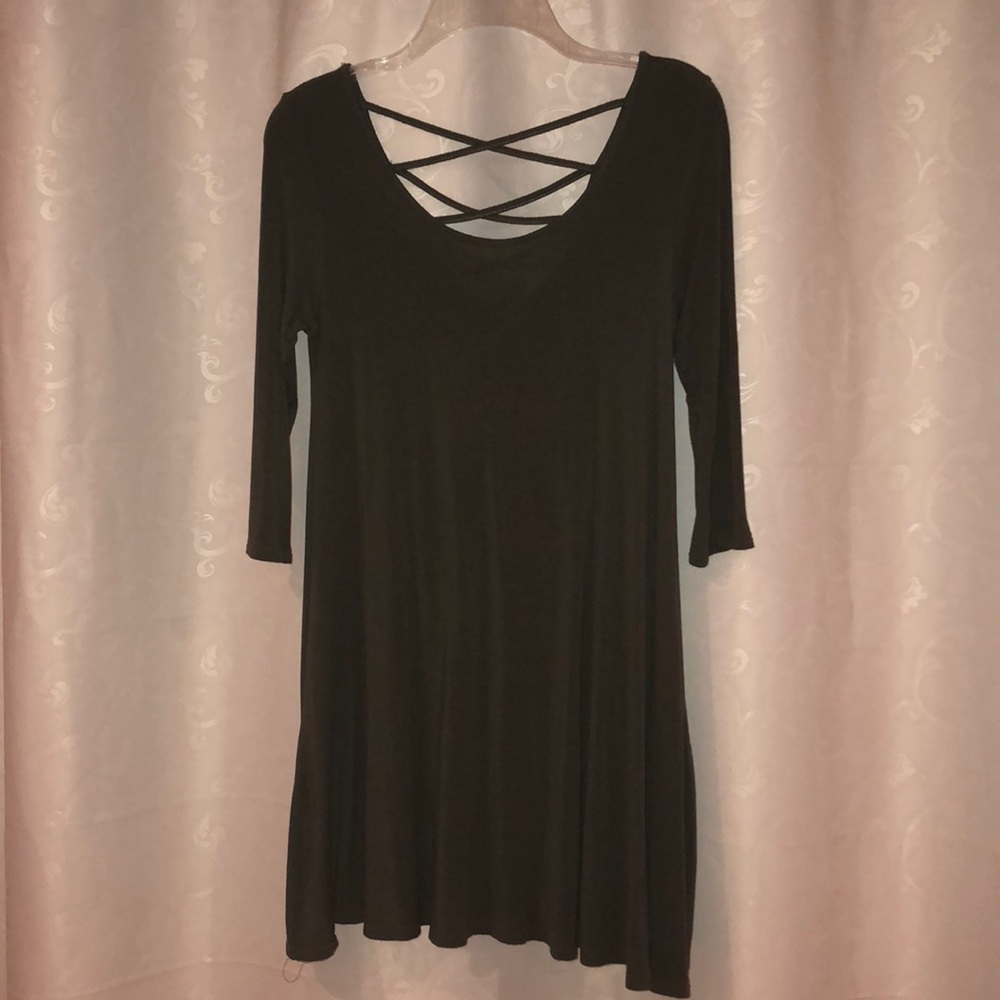 Green 3/4th sleeve criss-cross back dress